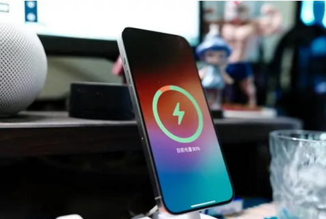 稻城苹果15换屏服务分享用什么充电器给iPhone15充电更好 